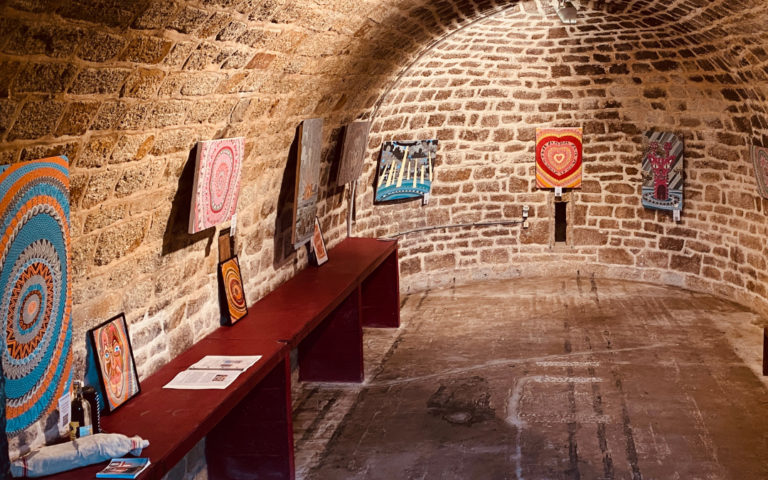 photo de l'intérieur du papégault à port-louis dans le morbihan avec la salle aménagée avec les tableaux de fabien trarieux