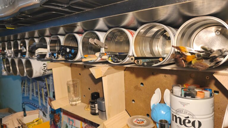 rangement des feutres acryliques dans des boites de café ainsi, comme sur la photo, des pinceaux, des crayons, à l’horizontal ou à la vertical.