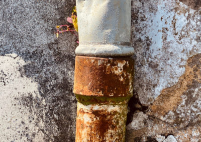 Photographies de textures naturelles - Moitié de gouttière rouillée