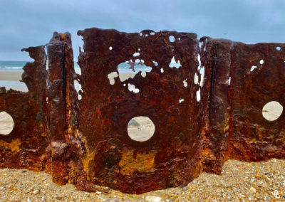 Photographies de textures naturelles - Roulle sur plaque métallique enfoncée dans le sable