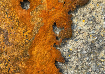 Photographies de textures naturelles - Rouille sur plaque métallique posée sur ciment