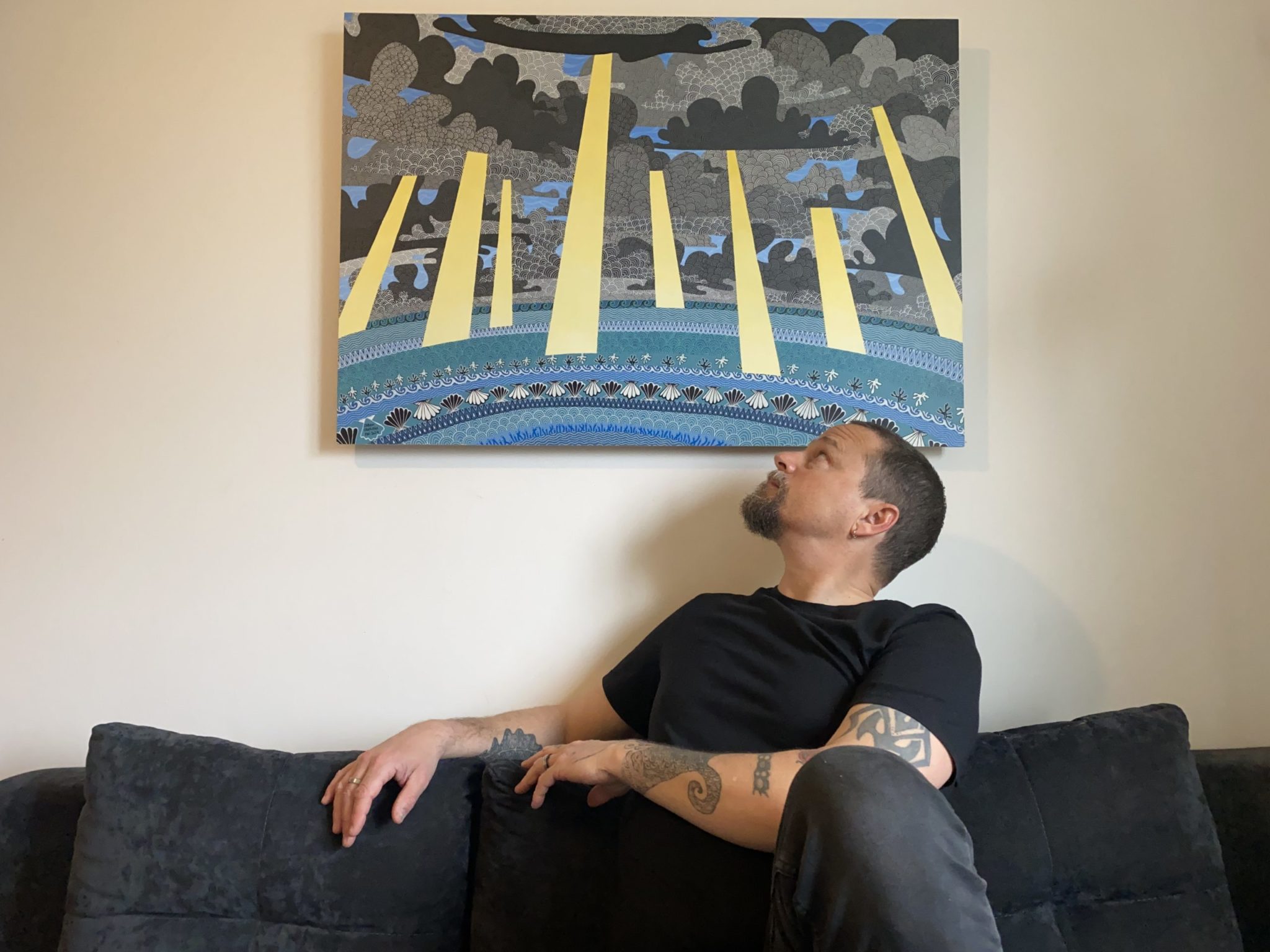 Autoportrait fabien trarieux avec tableau sortir du trou, image pour biographie artiste peintre art brut fabien trarieux