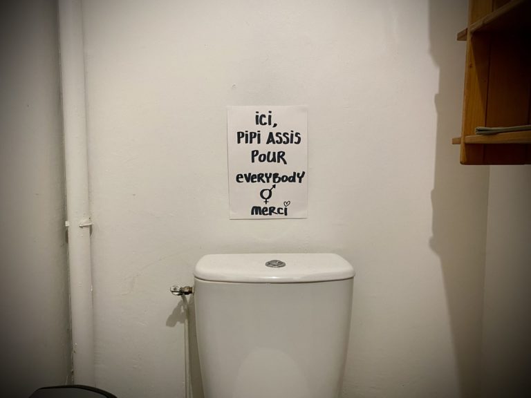 affiche dans toilettes, merci de pisser assis, remplacer par une courte bd