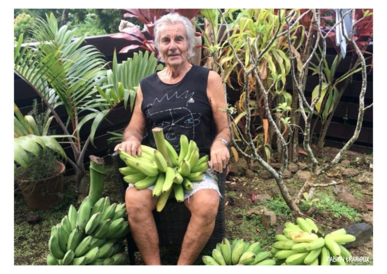 l’artiste alain despert, tonton alain de fabien trarieux. Assis sur tabouret entouré de banae