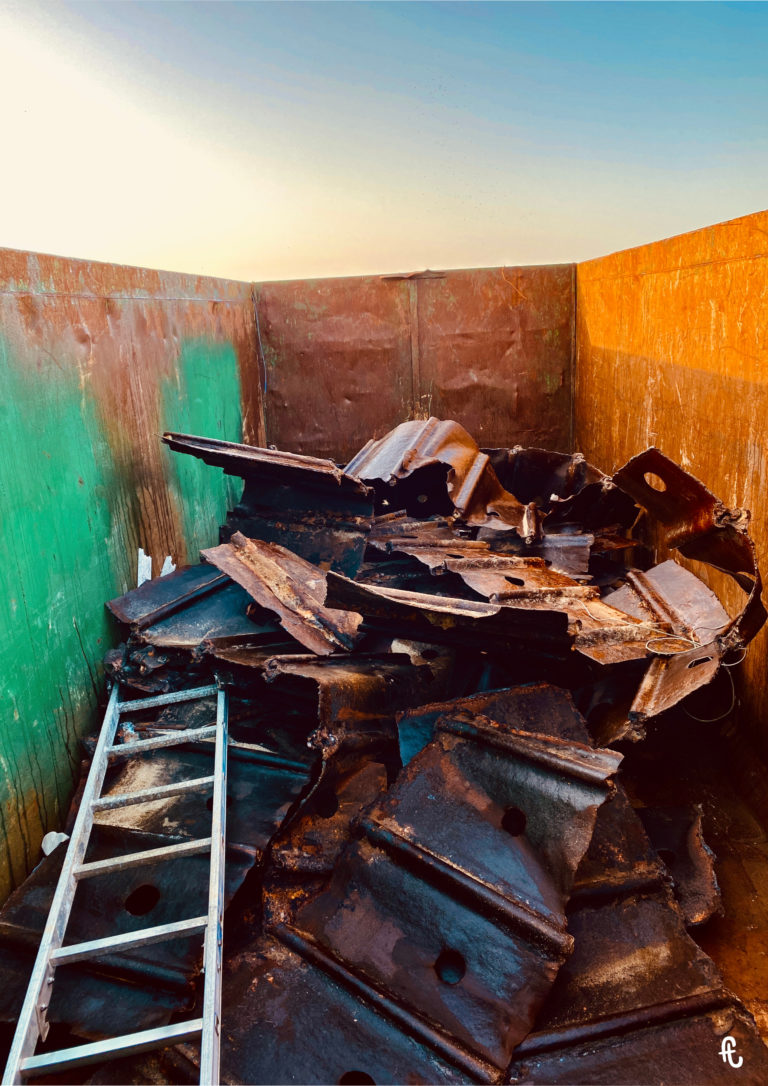 benne rouillée avec objets dans le même état