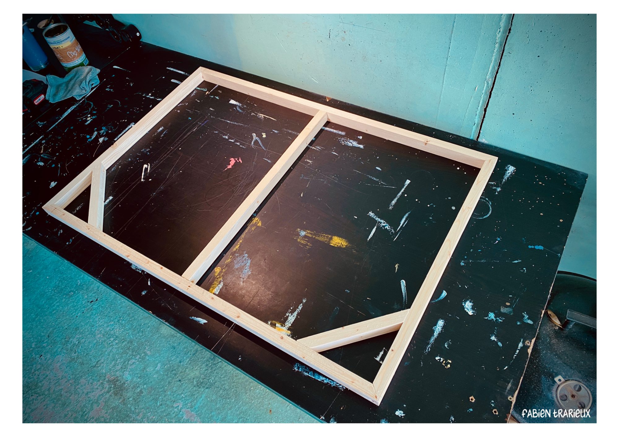 cadre de renforcement pour tableau en tasseaux de bois, une plaque d'isorel sera ensuite collée dessus