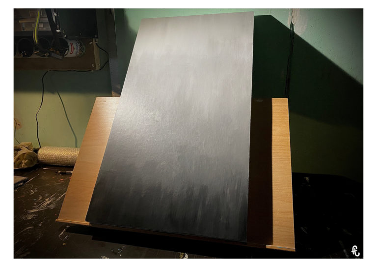 tableau en cours de fabien trarieux avec justement un dégradé de gris en format portrait posé sur un chevalet de table