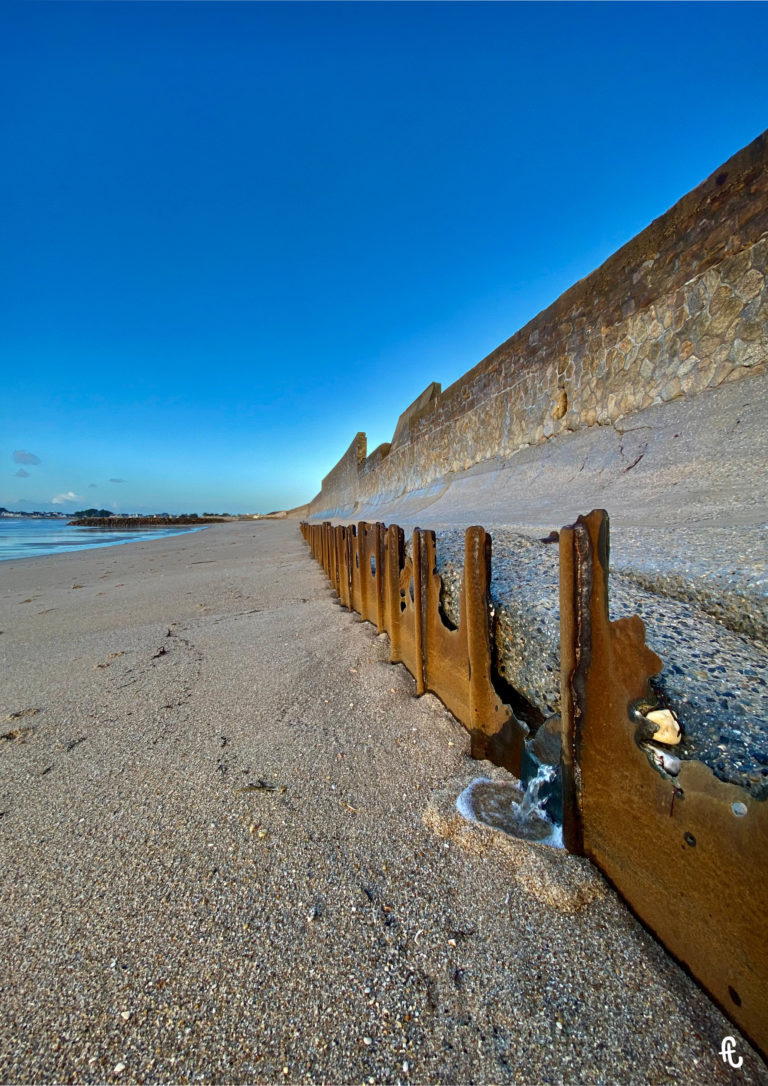 eau sortant de plaques rouillées enfoncées dans le sable