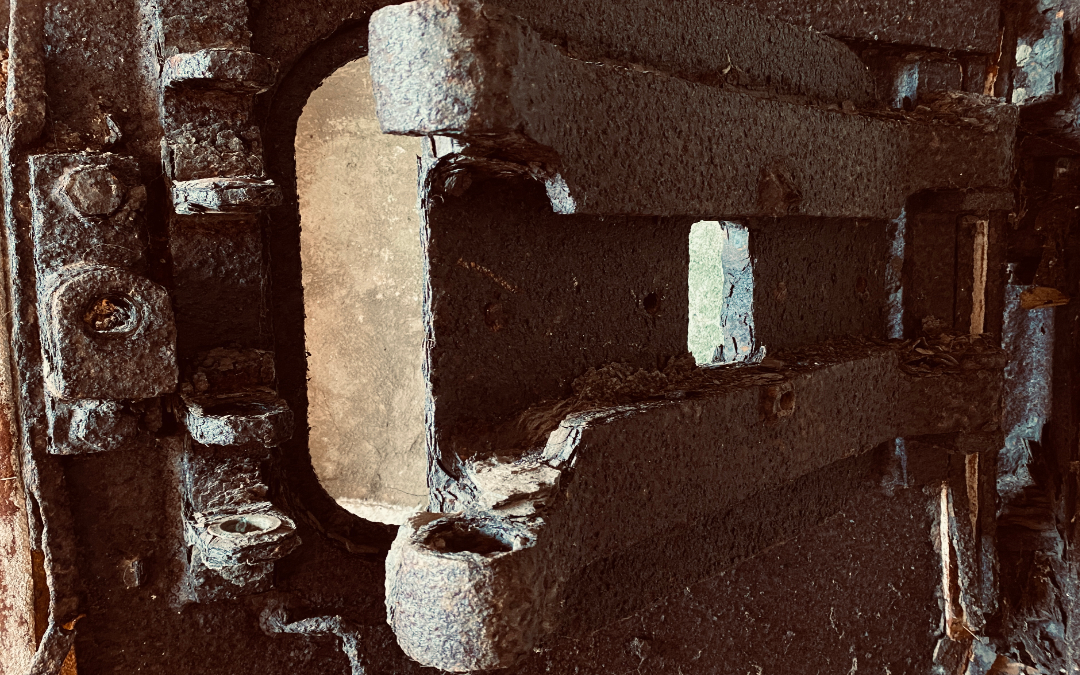 image d'un détail de porte rouillé d'un blockhaus pour image mise en avant article blog fabien trarieux dont le titre est : rouille, roche, SEO et IA