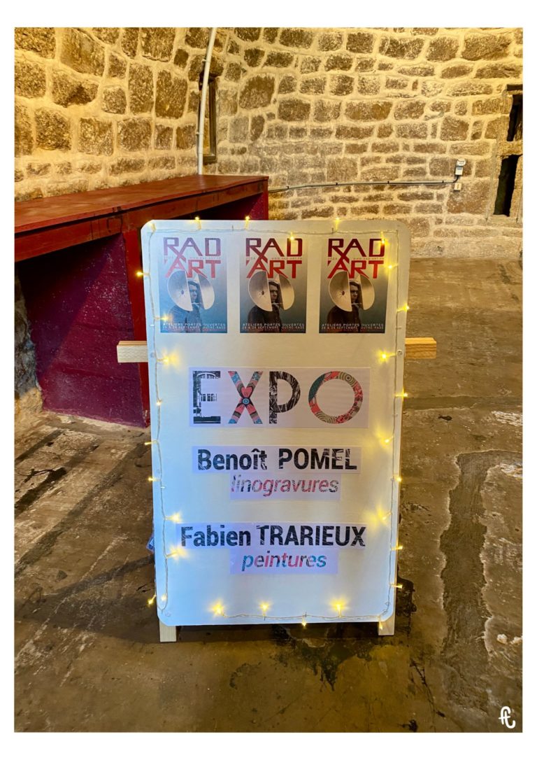 panneau à mettre à l'expétieur pour indiquer la présence de l'exposition avec affiche rad'art et le nom des artistes présent fabien trarieux et benoit pomel