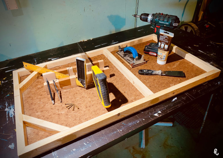 outillage nécessaire pour la fabrication du cadre et de la "toile" pour le futur tableau