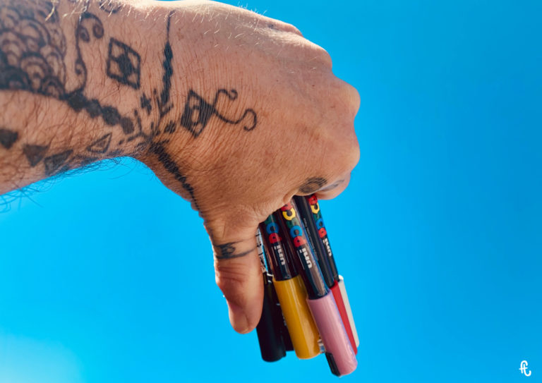 signe du pouce vers le bas pour signifier que les poscas sont de mauvaises qualités