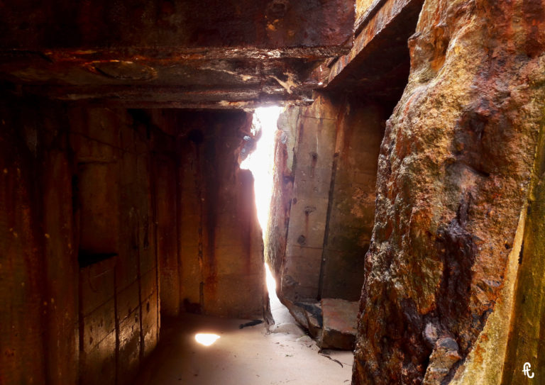 raie de lumière à l'intérieur d'un blockhaus