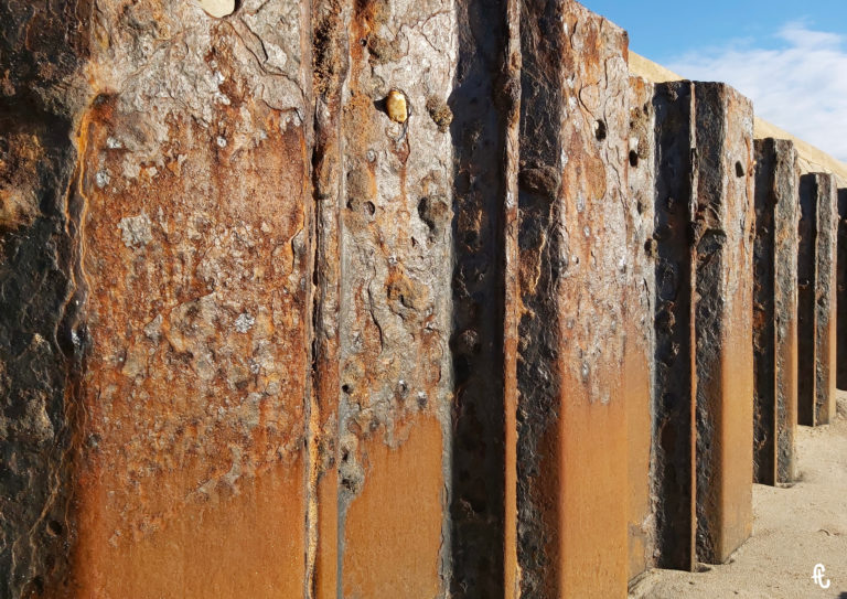 rouille sur plaque métallique enfoncée dans le sable