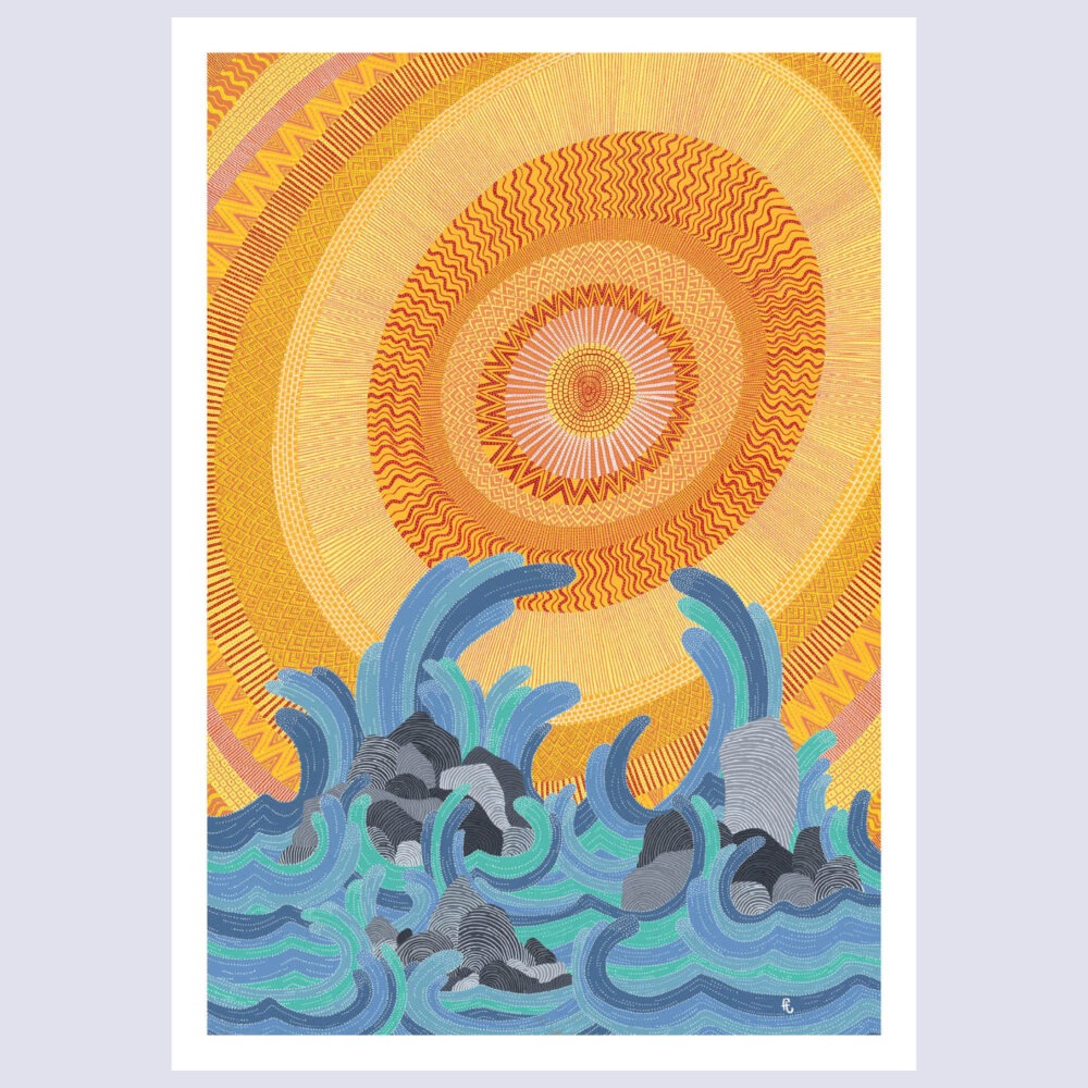 Reproduction d'art photographique de l'œuvre Ciel dégagé mer agitée par l'artiste Fabien Trarieux. Un immense soleil en cercles concentriques jaunes et orangés surplombe des vagues bleues stylisées se fracassant contre des rochers gris.