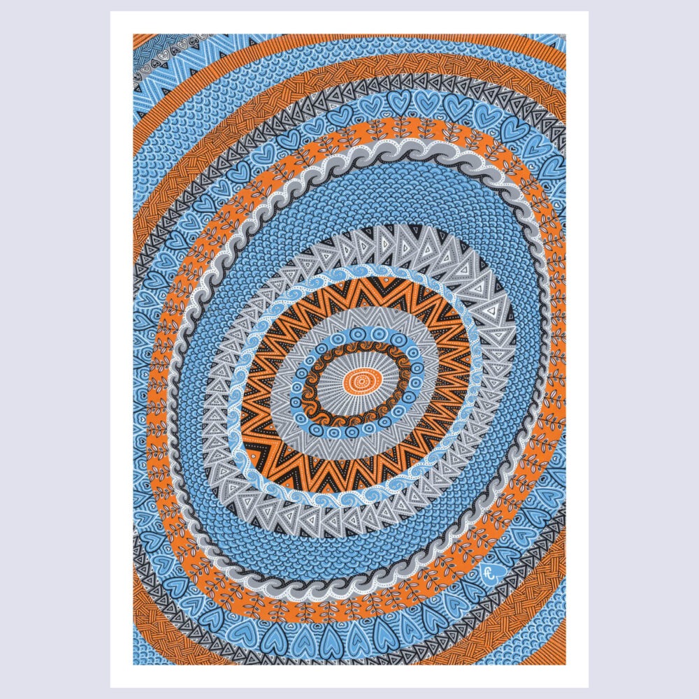 Reproduction d'art photographique de l'œuvre It’s Always the Sun par l'artiste Fabien Trarieux. Un mandalala aux cernes concentriques orange, bleu et gris, composé de motifs de vagues, cœurs et éléments naturels.